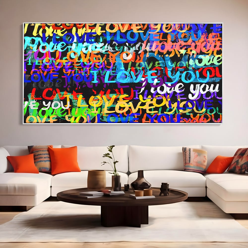 Tablou canvas cu tablou canvas cu mesaje iubire graffiti, in rama de aluminiu argintiu, pe perete intr-un living